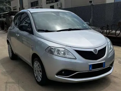 Usata Lancia Ypsilon Gold 69 CV (50 kW) 2017 Grigio Utilitaria