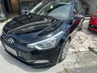 Usata Hyundai i20 Comfort 75 CV (55 kW) 2015 Nero Berlina