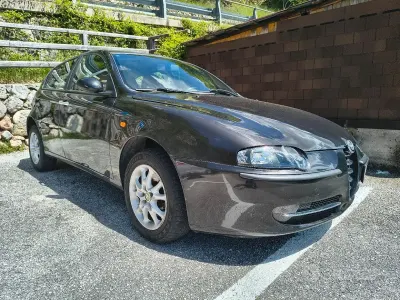 Usata Alfa Romeo 147 Progression 116 CV (85 kW) 2004 Nero Utilitaria