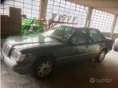 Usata Mercedes E200 136 CV (100 kW) 1994 Verde Berlina