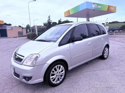 Usado Opel Meriva Cosmo 90 CV (66 kW) 2008 Gris Monovolumen