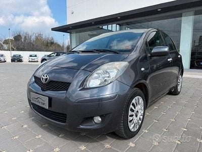 Usata Toyota Yaris Sol 69 CV (50 kW) 2010 Grigio Utilitaria