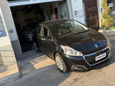 Usata Peugeot 208 Active 82 CV (60 kW) 2019 Nero Utilitaria