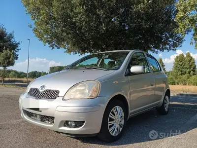 Usata Toyota Yaris 65 CV (47 kW) 2005 Grigio Berlina