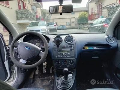 Usata Ford Fiesta 75 CV (55 kW) 2007 Grigio Utilitaria