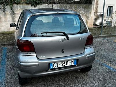 Usado Toyota Yaris 75 CV (55 kW) 2005 Gris Berlina