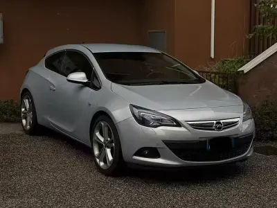 Usata Opel Astra GTC 165 CV (121 kW) 2011 Grigio
