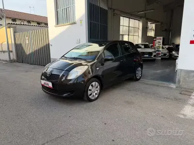 Usata Toyota Yaris 69 CV (50 kW) 2007 Bianco Utilitaria