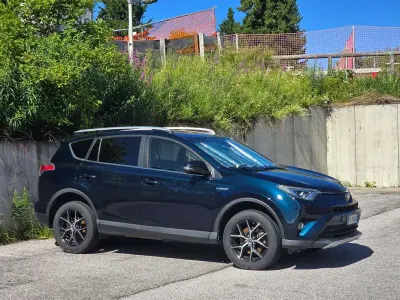 Usata Toyota RAV4 Hybrid Lounge 155 CV (114 kW) 2017 Verde SUV