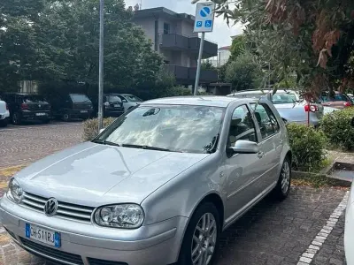 Usado VW Golf IV Highline 105 CV (77 kW) 2003 Gris Berlina