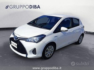 Usata Toyota Yaris Hybrid Cool 75 CV (55 kW) 2015 Bianco Berlina