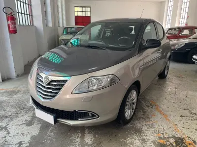 Usata Lancia Ypsilon 69 CV (50 kW) 2015 Grigio Utilitaria