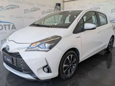 Usata Toyota Yaris Hybrid Active 73 CV (53 kW) 2018 Bianco Berlina