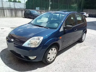 Usata Ford Fiesta 68 CV (50 kW) 2005 Blu Utilitaria