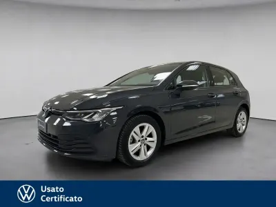 Usata VW Golf VIII Life 110 CV (80 kW) 2022 Grigio / pastello Berlina
