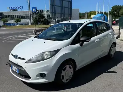 Usata Ford Fiesta 69 CV (50 kW) 2013 Bianco Utilitaria