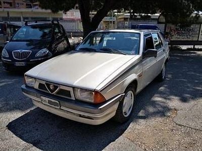 Usata Alfa Romeo 75 120 CV (88 kW) 1991 Grigio Berlina