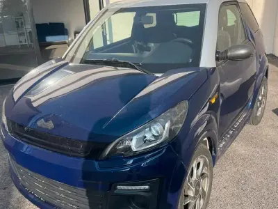 Begagnad Ligier JS50 2018 Blå Halvkombi