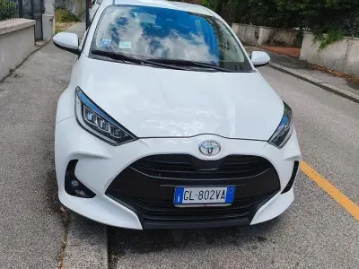 Usata Toyota Yaris 72 CV (52 kW) 2022 Bianco Utilitaria