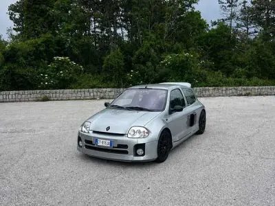 Usata Renault Clio 226 CV (166 kW) 2001 Argento Berlina
