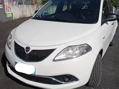 Usata Lancia Ypsilon Gold 69 CV (50 kW) 2016 Bianco Utilitaria