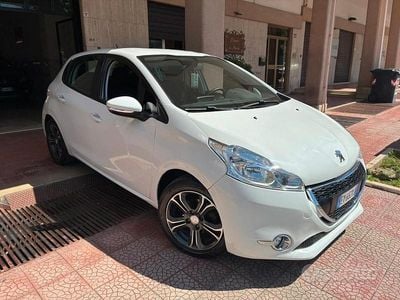 Usata Peugeot 208 Active 68 CV (50 kW) 2015 Bianco Utilitaria