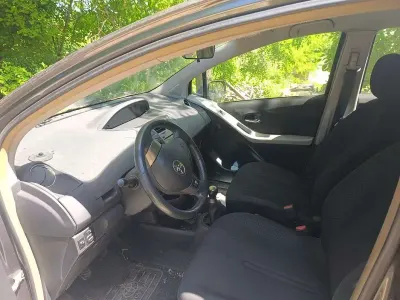 Usata Toyota Yaris Sol 69 CV (50 kW) 2011 Grigio Utilitaria