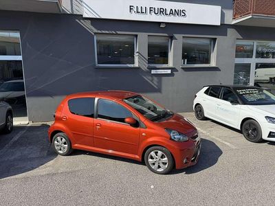 Usata Toyota Aygo Connect Style 68 CV (50 kW) 2012 Arancione Utilitaria