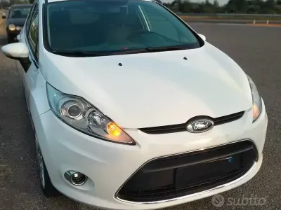 Usata Ford Fiesta 97 CV (71 kW) 2010 Bianco Berlina