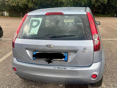 Usata Ford Fiesta 68 CV (50 kW) 2006 Grigio Utilitaria