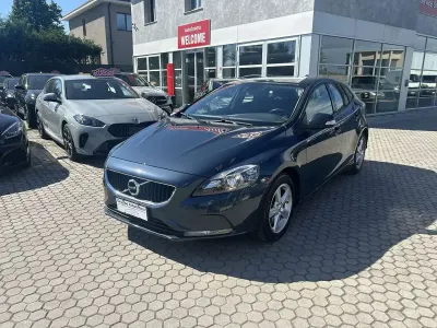 Usata Volvo V40 Momentum 120 CV (88 kW) 2017 Nero Berlina