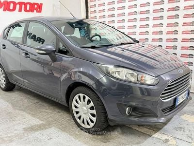Usata Ford Fiesta 75 CV (55 kW) 2015 Grigio Berlina