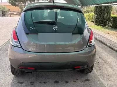 Usata Lancia Ypsilon Silver 69 CV (50 kW) 2017 Grigio Utilitaria