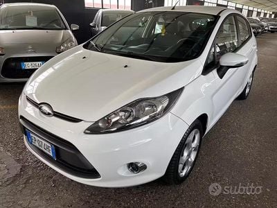 Usata Ford Fiesta Titanium 71 CV (52 kW) 2012 Bianco Berlina