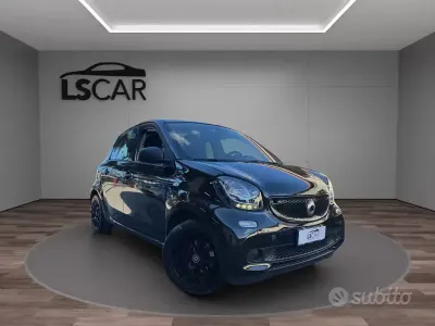 Usado Smart ForFour 90 CV (66 kW) 2019 Negro Utilitario