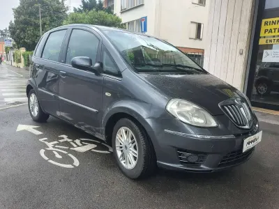 Begagnad Lancia Musa 90 HK (66 kW) 2010 Svart Minibuss