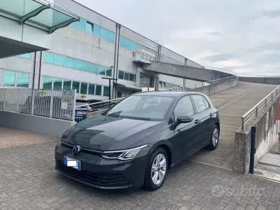 Usata VW Golf VIII Life 110 CV (80 kW) 2022 Grigio Berlina