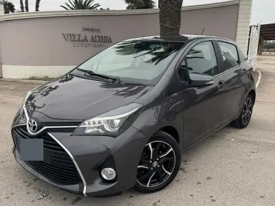 Usata Toyota Yaris Lounge 90 CV (66 kW) 2016 Grigio Berlina