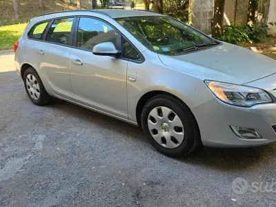 Usata Opel Astra Cosmo 125 CV (91 kW) 2011 Grigio Station wagon