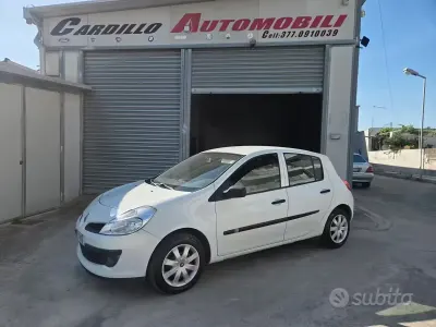Usata Renault Clio II 68 CV (50 kW) 2008 Bianco Berlina