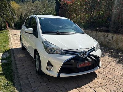 Usata Toyota Yaris Active 69 CV (50 kW) 2016 Bianco Berlina