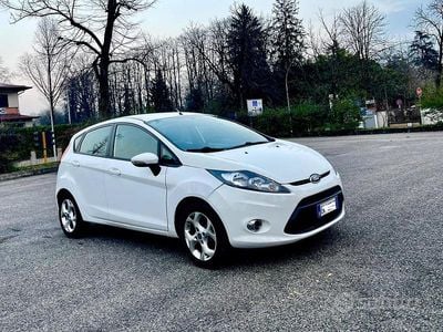 Usata Ford Fiesta Titanium 96 CV (70 kW) 2012 Bianco Utilitaria