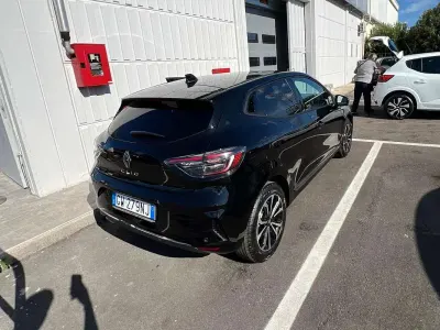 Begagnad Renault Clio V Techno 101 HK (74 kW) 2024 Svart Sedan