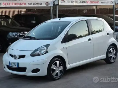 Second-hand Toyota Aygo 68 CP (50 kW) 2011 Alb Hatchback