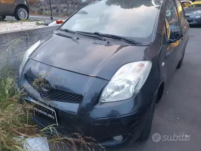 Usata Toyota Yaris 90 CV (66 kW) 2010 Nero Utilitaria