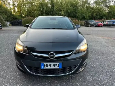 Usata Opel Astra Cosmo 130 CV (95 kW) 2013 Nero Berlina
