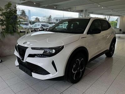 Bianco metallizzato Usata 2024 Alfa Romeo Junior Edizione Speciale SUV | 26.900 € (Ottimo prezzo)