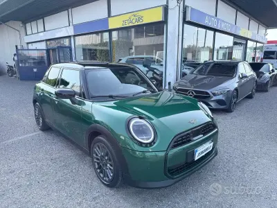 Usata Mini Cooper Favoured 114 kW (156 CV) 2025 British racing green metallic Utilitaria