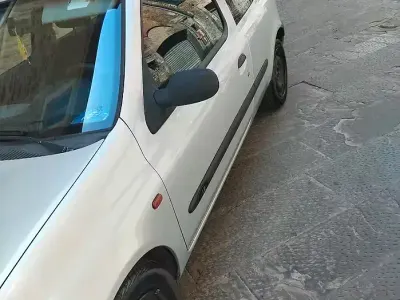 Usata Renault Clio 58 CV (42 kW) 2001 Grigio Berlina