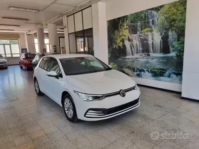 Usata VW Golf VIII Life 131 CV (96 kW) 2023 Bianco Berlina